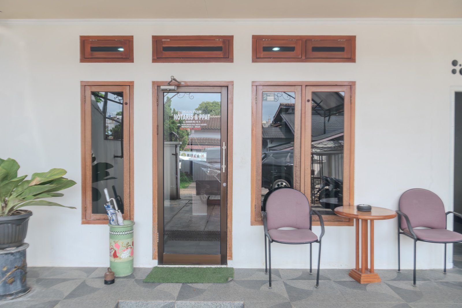 Pintu masuk utama kantor