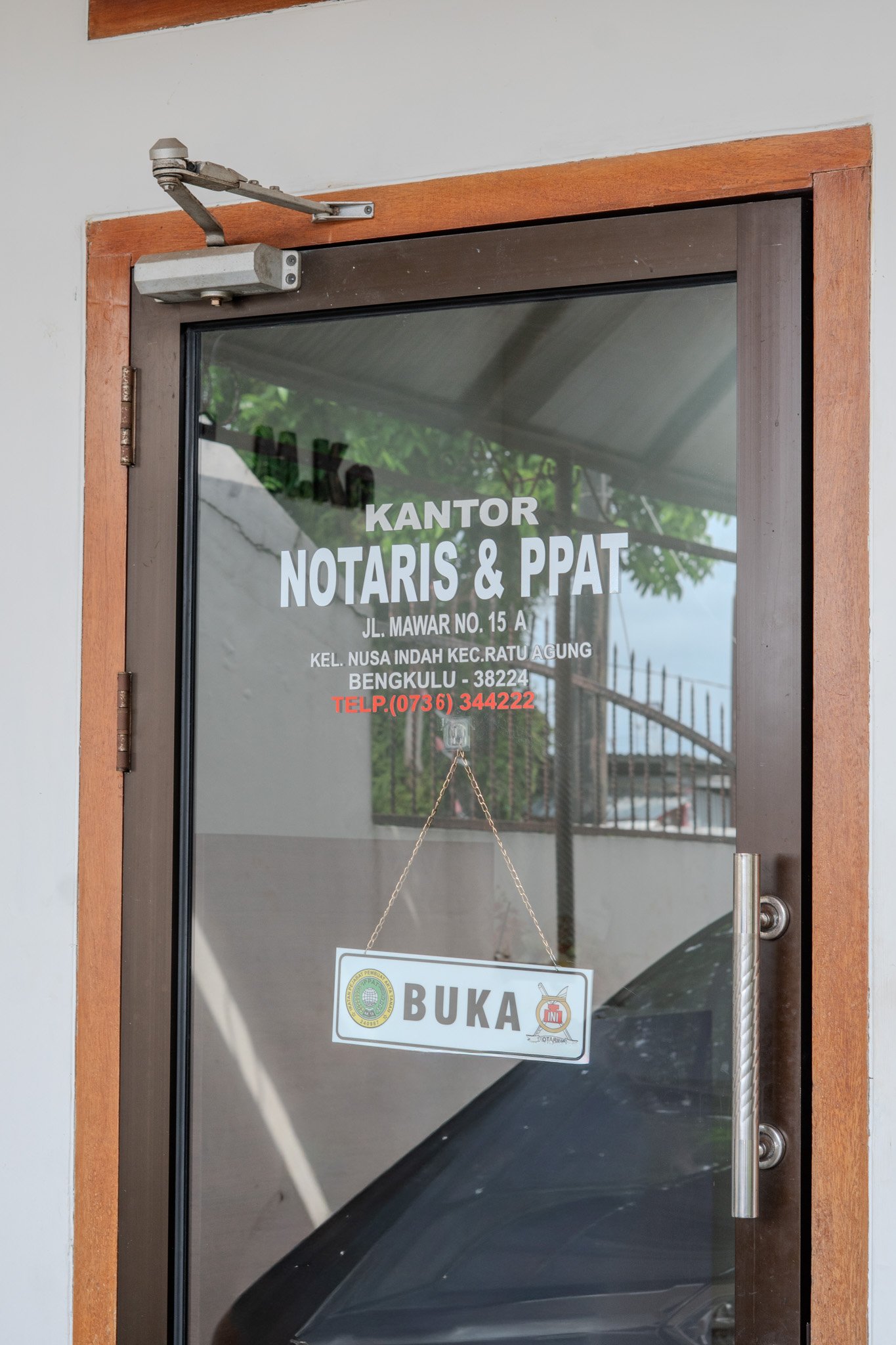Pintu masuk utama kantor tampak lain