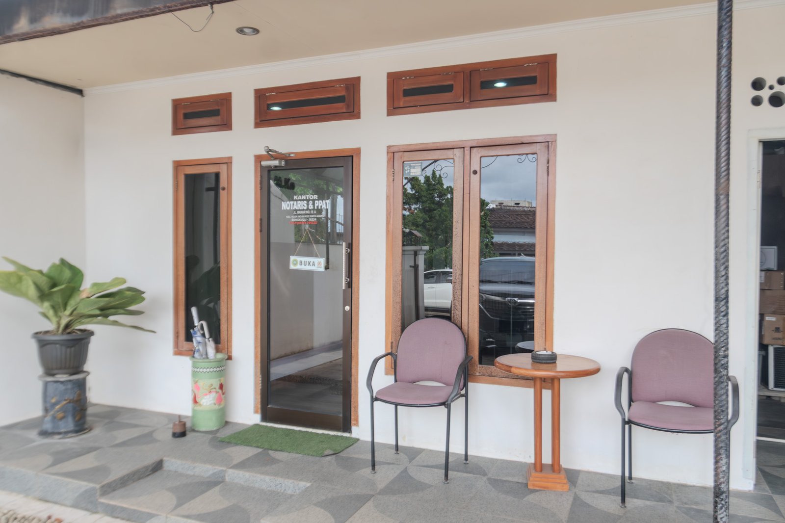 Pintu masuk utama kantor