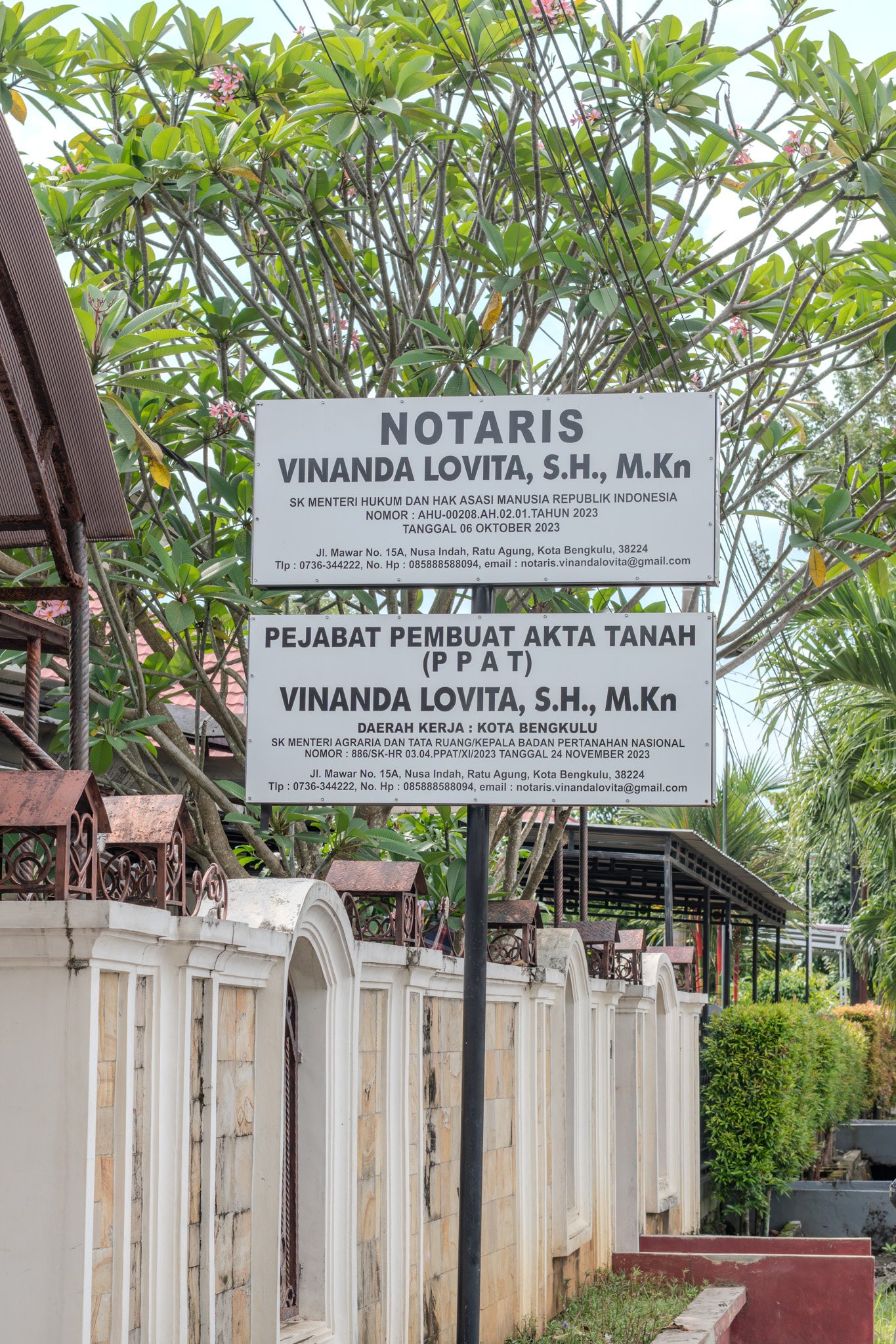 Plang Notaris Vinanda Lovita
